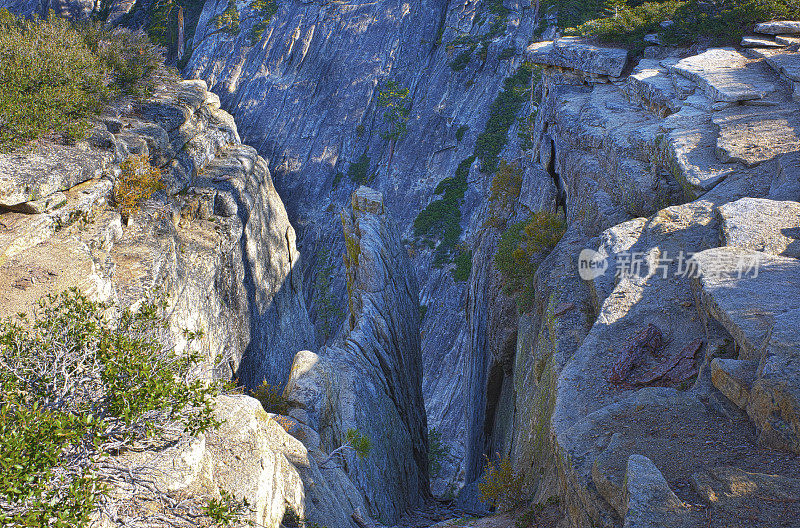 位于约塞米蒂国家公园(Yosemite National Park)的塔夫脱岬角(Taft Point)与冰川岬角(Glacier Point)非常相似，因为它提供了宽广的山谷视野，以及其他景点，如约塞米蒂瀑布(Yosemite Falls)和酋长岩(El Capitan)。塔夫脱岬最吸引人的地方是巨大的裂缝